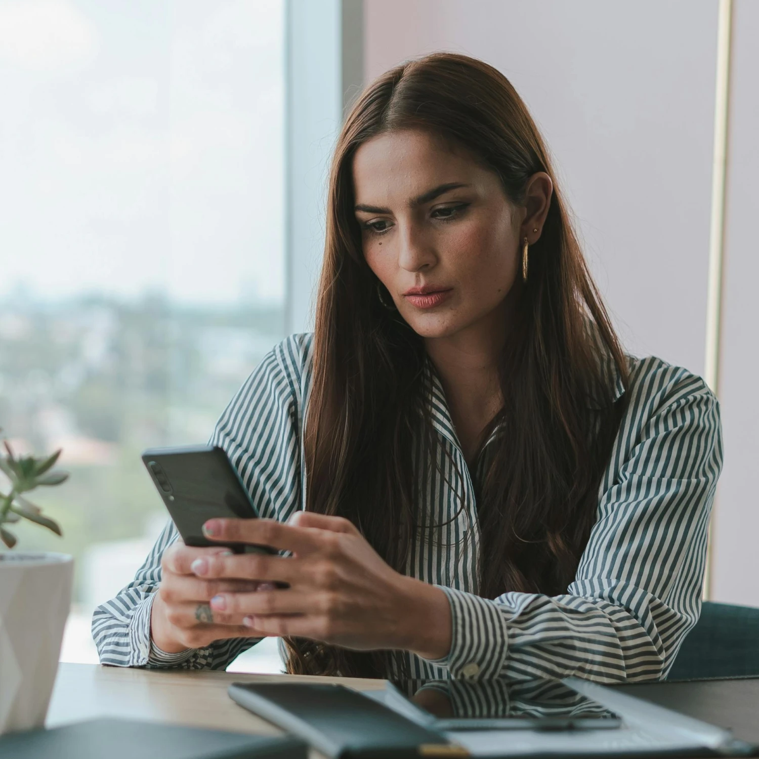 Persona accediendo a Monex Investor, la manera más eficiente de invertir tu dinero.