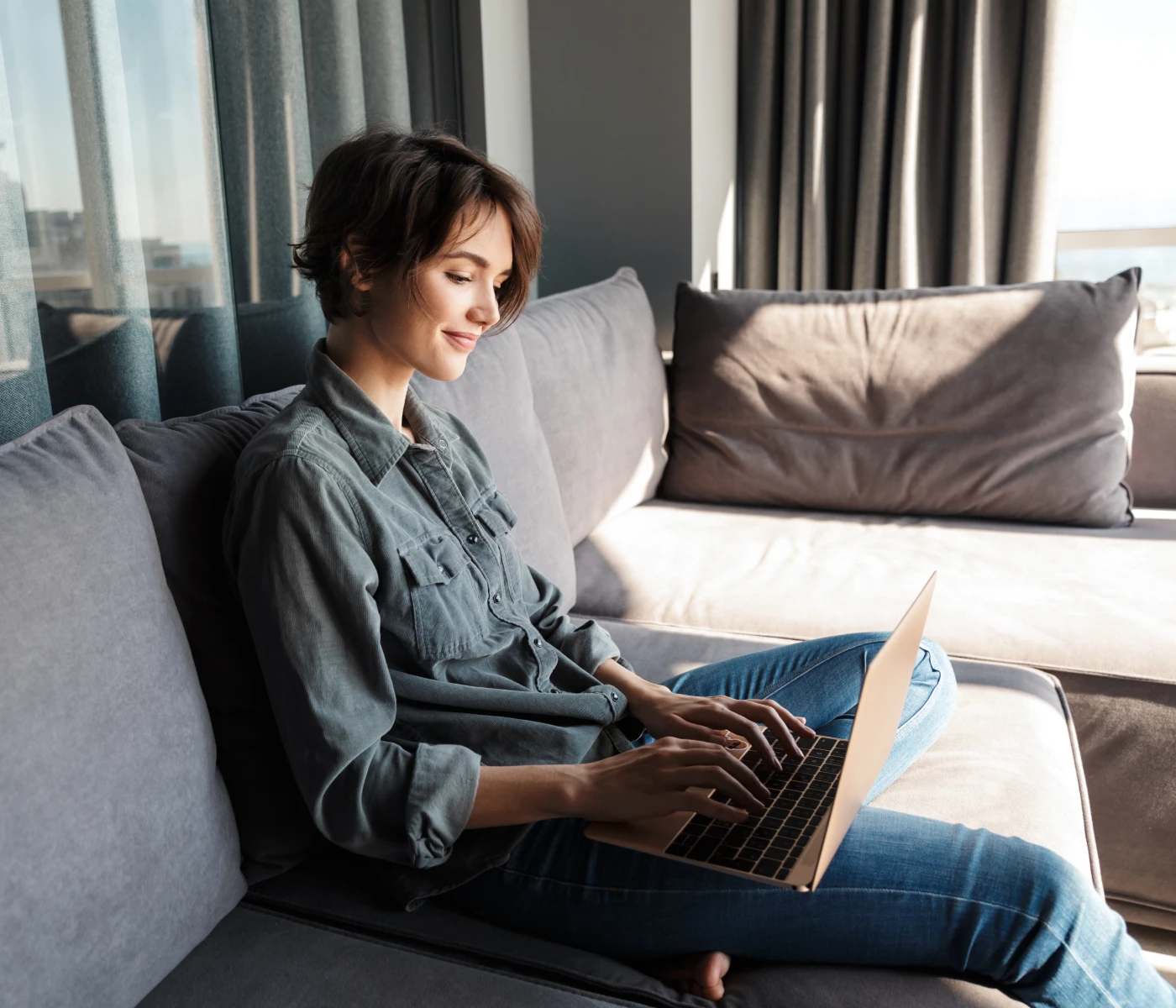 Persona creando un cuenta ONE en un portatil