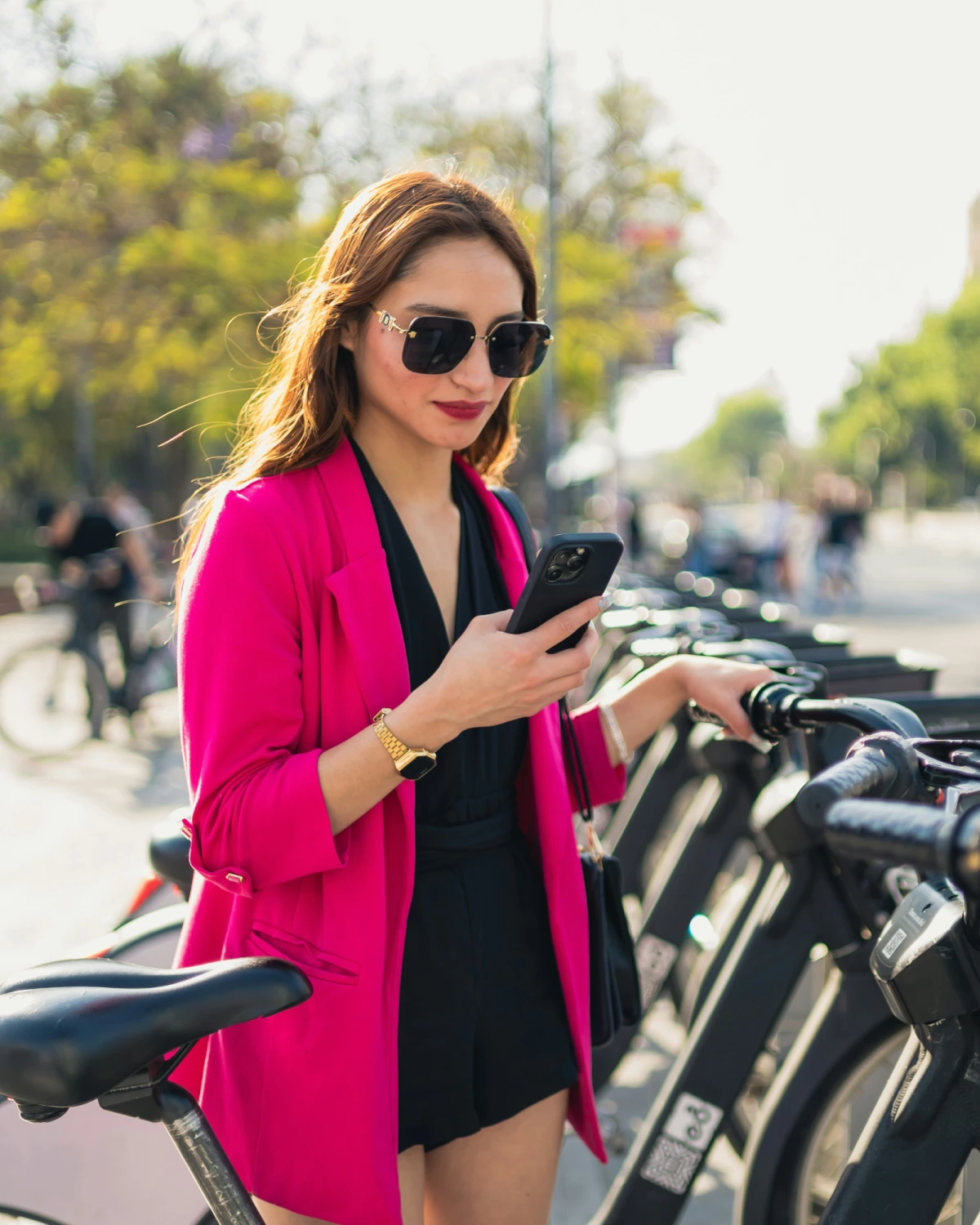 Persona sosteniendo un móvil descubriendo los beneficios de una cuenta que te permite operar en cualquier divisa